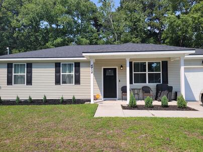 Photo 1 of 13 : Home on Street