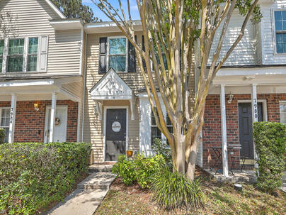 Photo 1 of 25 : 7982 Shadow Oak Drive