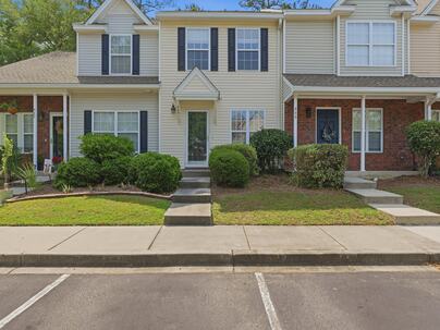 Photo 1 of 25 : 464 Doane Way