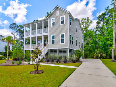 Photo 1 of 25 : 2204 Hartfords Bluff Circle