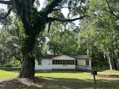 Photo 1 of 6 : 648 Society Road