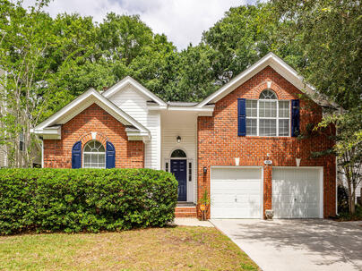 Photo 1 of 25 : 615 Majestic Oak Drive