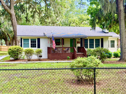 Photo 1 of 2 : 2420 Pine Court