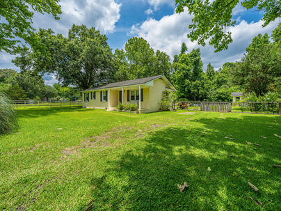 Photo 1 of 25 : 7372 Commodore Road