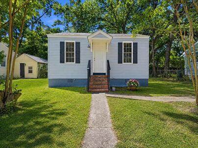 Photo 1 of 25 : 2659 Lawrence Street