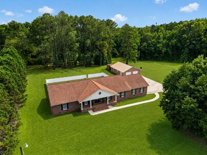 Photo 1 of 25 : 451 Kelton Road