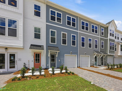 Photo 1 of 25 : 128 Fernbank Road Court
