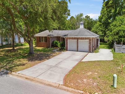 Photo 1 of 16 : 686 Pelzer Drive