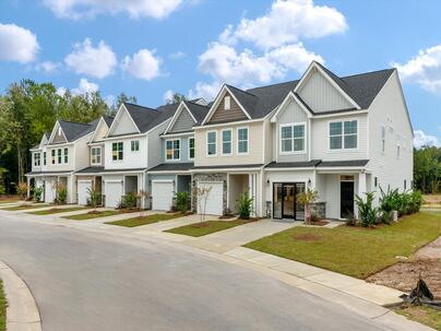 Photo 1 of 13 : 407 Painted Lady Lane