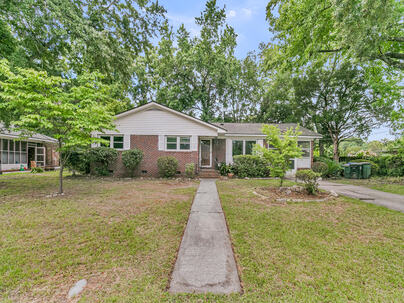 Photo 1 of 20 : 1221 Byron Road