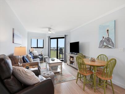 Photo 1 of 25 : 3701 Docksite Road, #304