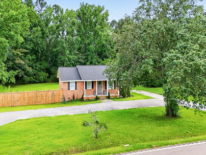 Photo 1 of 25 : 504 Butternut Road