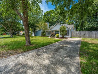 Photo 1 of 25 : 1141 Oakcrest Drive