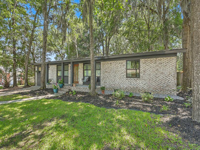 Photo 1 of 25 : 1203 Valley Drive
