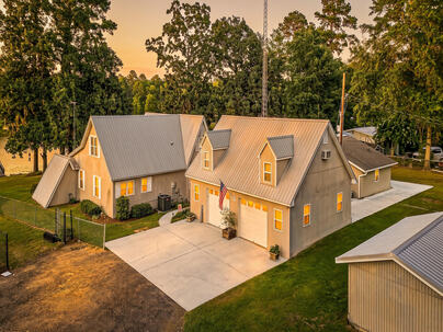 Photo 1 of 25 : 1039 Summerford Lane