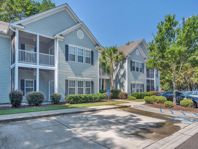 Photo 1 of 25 : 305 Pickering Lane