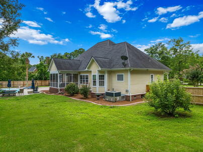 Photo 1 of 25 : 1019 Englewood Court