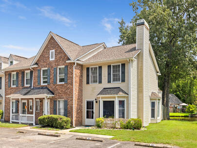 Photo 1 of 25 : 1011 Reserve Way