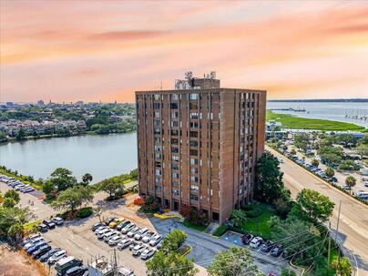 Photo 1 of 25 : 14 Lockwood Drive, #Apt 10i