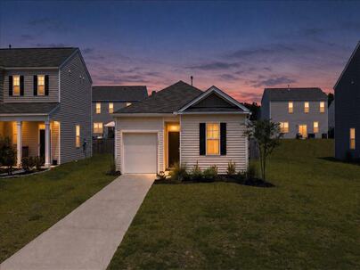 Photo 1 of 25 : 150 Cloverleaf Street