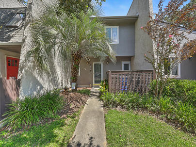 Photo 1 of 25 : 106 Ventura Place
