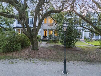 Photo 1 of 25 : 1056 Avenue Of Oaks
