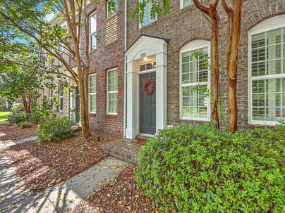 Photo 1 of 25 : 830 Rue Drive