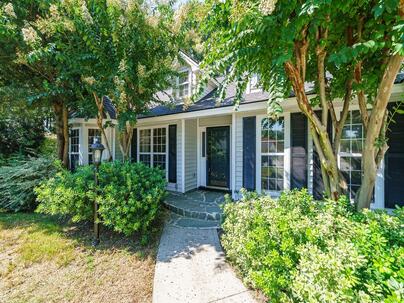 Photo 1 of 20 : 734 Woodland Pointe Place