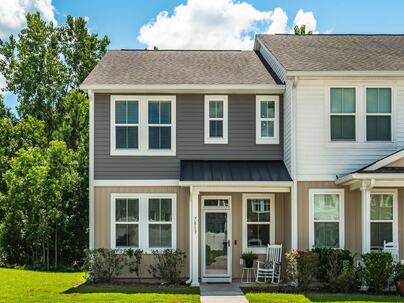 Photo 1 of 25 : 7813 Montview Road