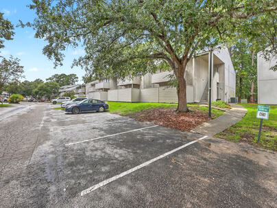 Photo 1 of 25 : 806 Greenmeadow Drive