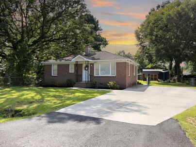 Photo 1 of 19 : 303 Mary Scott Drive