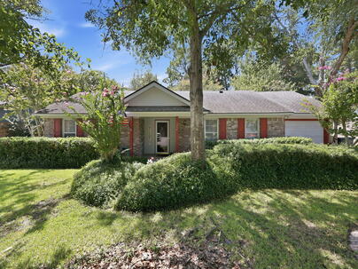 Photo 1 of 25 : 304 Longleaf Road