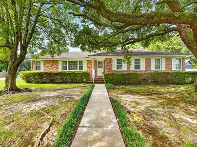 Photo 1 of 25 : 1884 Saint Julian Drive