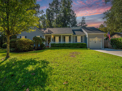 Photo 1 of 25 : 102 Huntington Circle