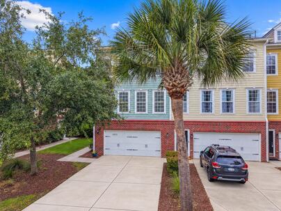 Photo 1 of 25 : 3472 Claremont Street
