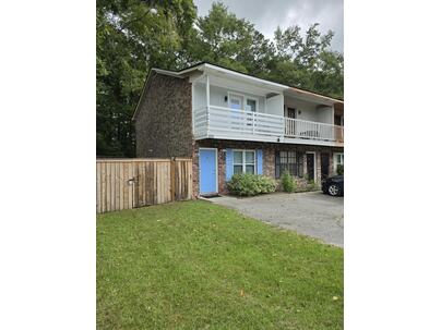 Photo 1 of 25 : 100 Kimeran Lane, #A