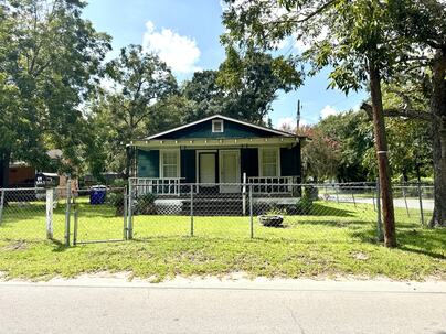 Photo 1 of 4 : 5067 Railroad Avenue