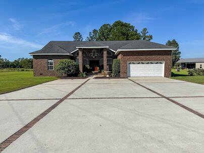 Photo 1 of 25 : 824 Hilton Hall Road