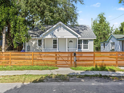 Photo 1 of 19 : 2255 Mott Avenue