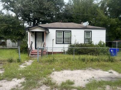 Photo 1 of 8 : 2125 Commander Road