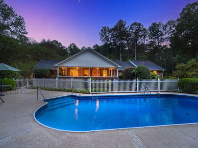 Photo 1 of 25 : 102 Caveson Drive
