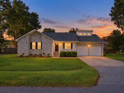 Photo 1 of 23 : 1009 Cass Drive